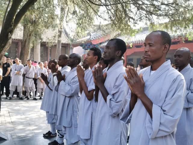 原创非洲黑人在少林寺学功夫引争议!释永信亲自颁发结业证书!