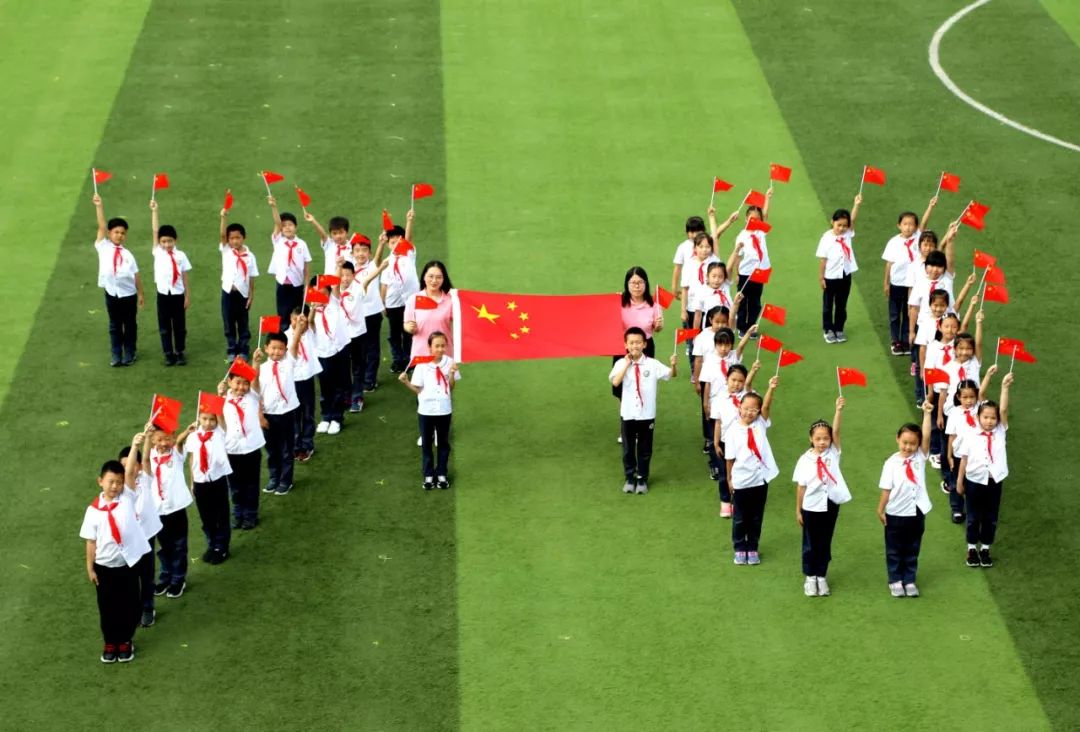 可爱的中国奋进的上海看嘉定学子深情表白我和国旗同框