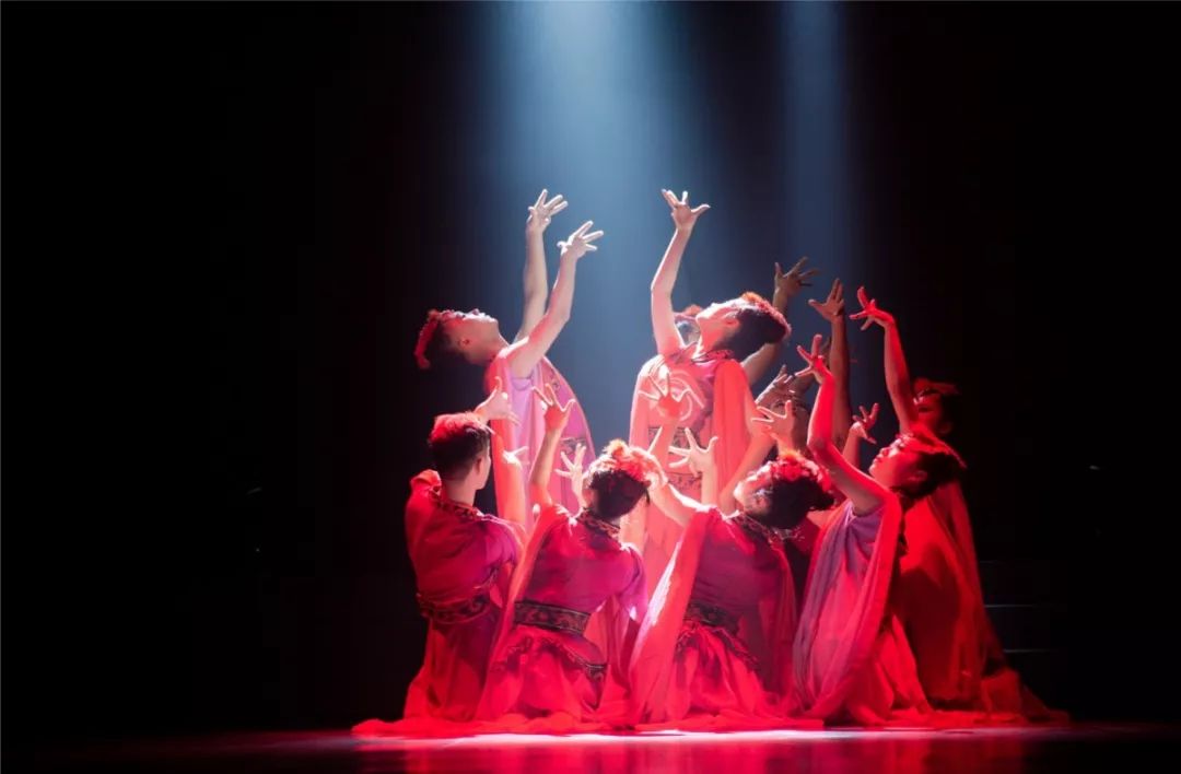 舞蹈《楚风九凤》只有在母校才能近距离看舞龙表演啦!