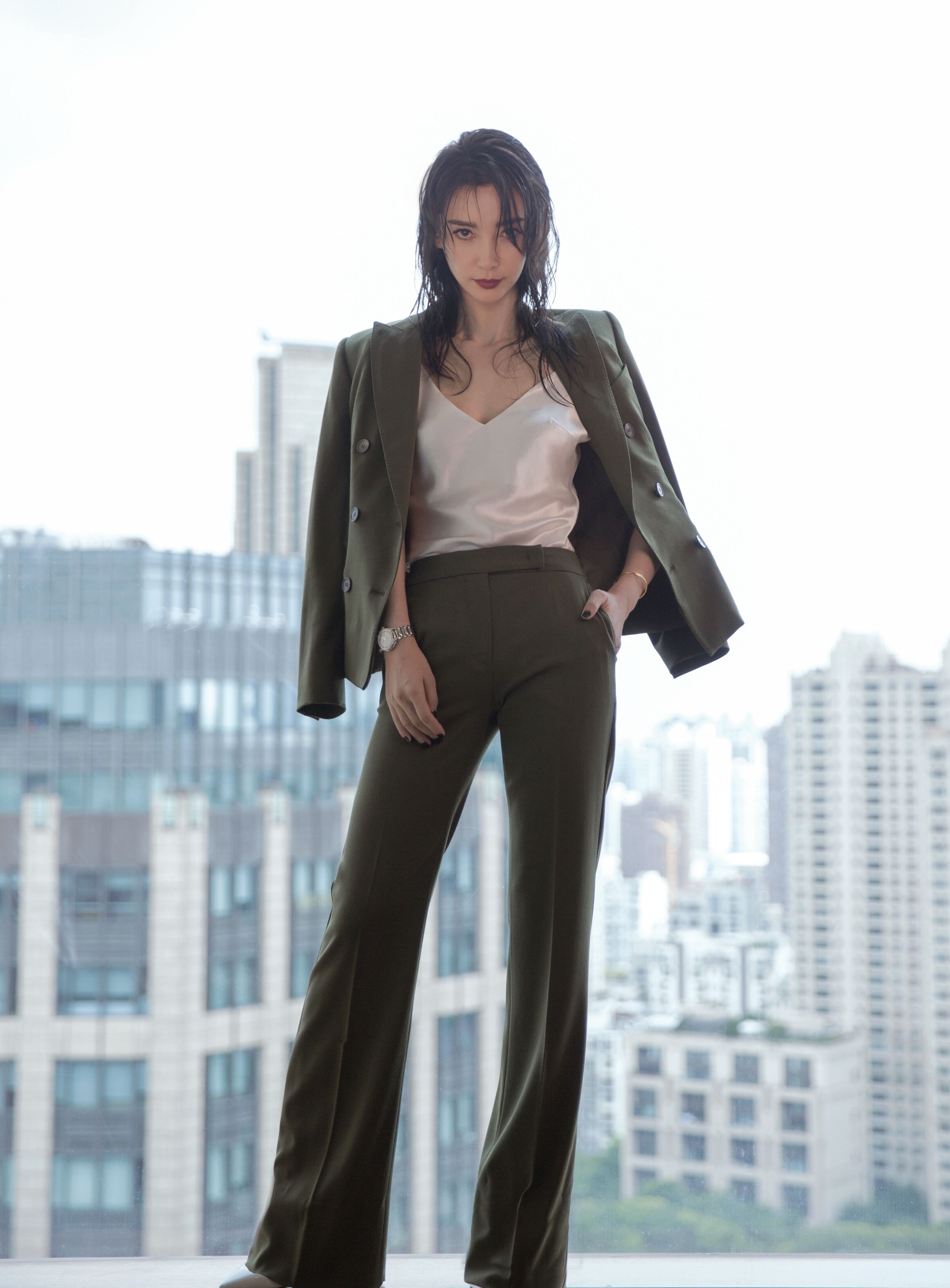 李冰冰这波打扮简直帅呆了发型至少减龄10岁嫩出高水平了