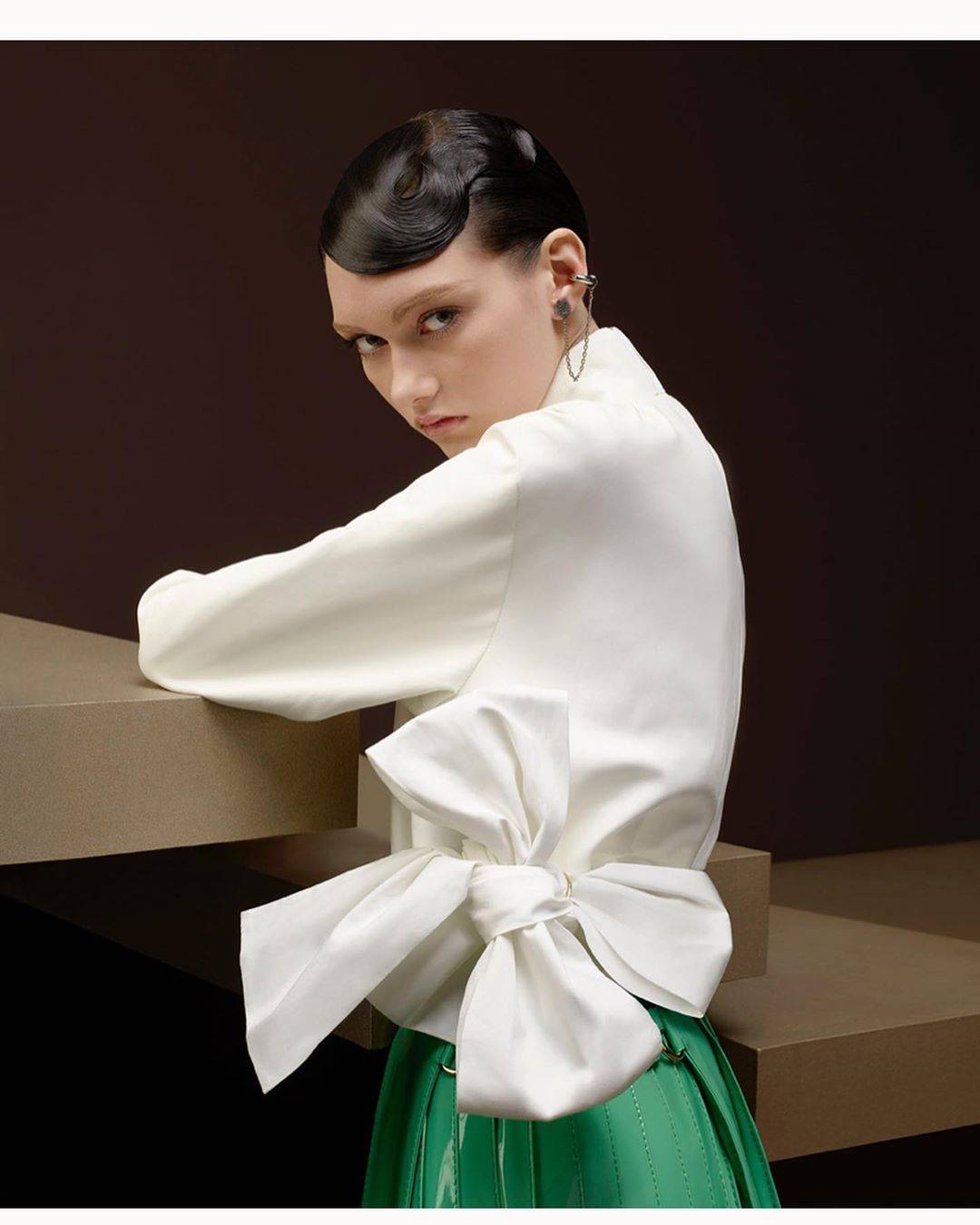 厌世颜,黑短发,绿眼珠:俄罗斯模特新秀 是不可忽视的时尚黑马_sofia