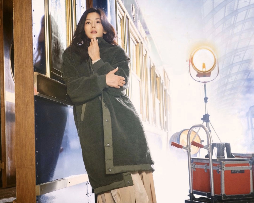 野蛮女友全智贤最新大片羽绒服配皮裤紧致身材哪像二娃妈