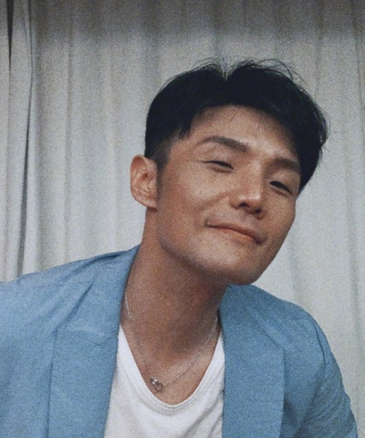 李荣浩晒自拍,称一个月瘦了16斤,粉丝都向他求秘诀:教我减肥_杨丞琳