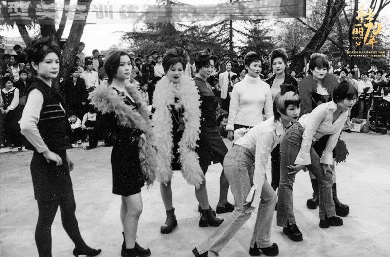 上世纪90年代,蛤蟆镜,喇叭裤,波浪头是那个时代年轻人"洋气"的标配.