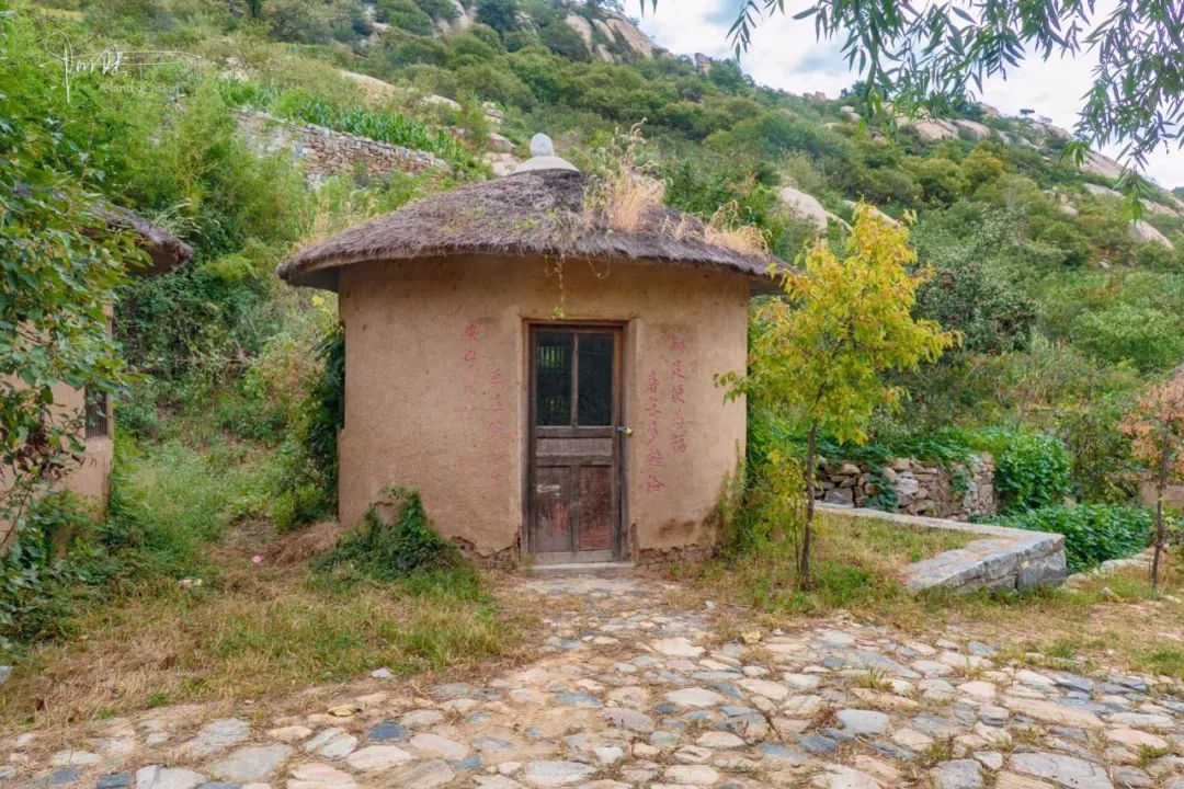 在沂蒙山区的李家石屋村,隐藏着一个"内外不一"的历史展馆