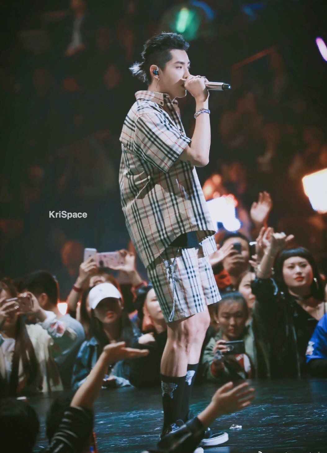 例如吴亦凡舞台这张,格子套装 黑暗风袜子也能走嘻哈范儿▼关注耶啵的