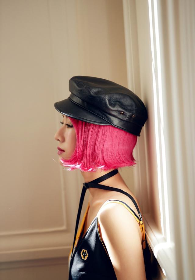 李念真是大胆,穿拼接吊带裙戴粉红色假发,34岁美成叛逆少女