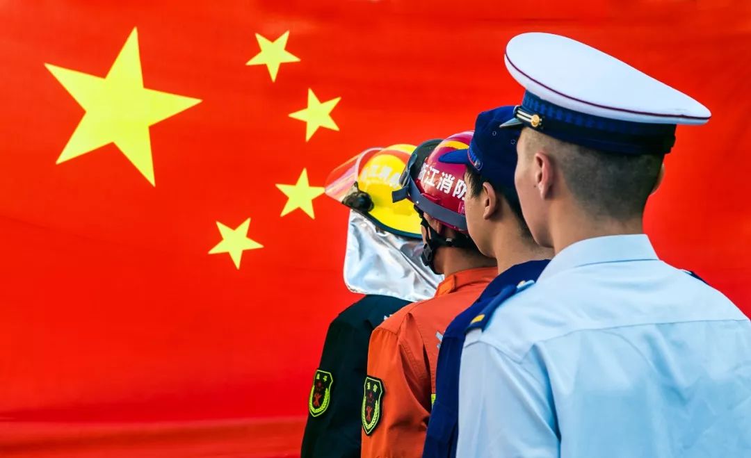 桐庐县消防救援大队开展庆祝中华人民共和国70周年华诞我和国旗同框