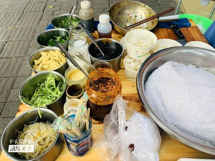 五块钱吃到撑摆了十几年的手工凉皮摊手艺竟出自于这个地方