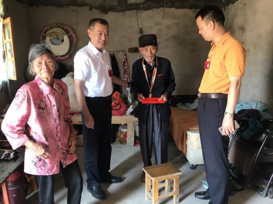 县人大常委会副主任,双沟镇党委书记孙建慰问残疾军人王兴彩.