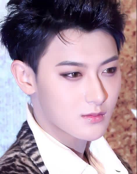 有种"证件照"叫黄子韬,抹掉粉底眼线后,网友:不是我的韬