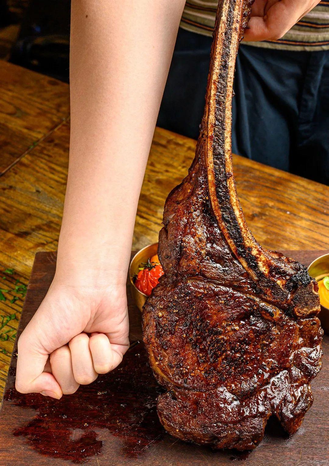 巨型的战斧牛扒现煎现烤现烧, 将肉汁紧紧锁在牛扒内,就连摆盘也很