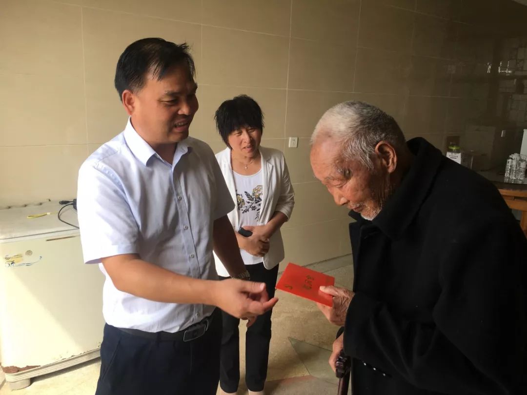 县人大常委会副主任,双沟镇党委书记孙建慰问残疾军人王兴彩.