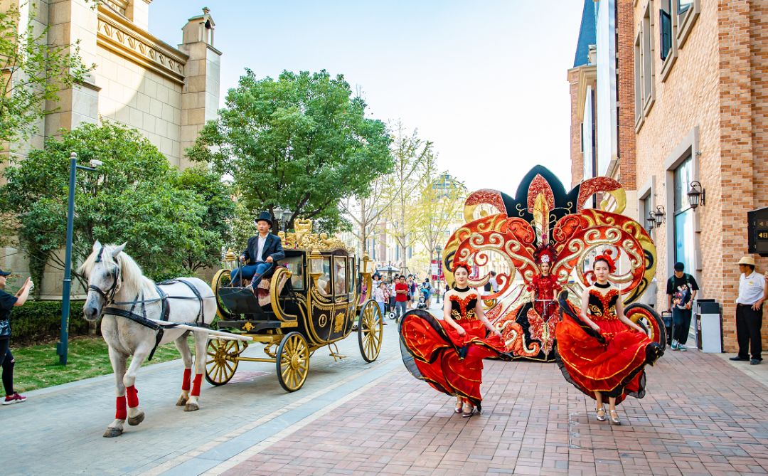 你可以感受皇家马车的尊贵享受,看到极具欧洲风情的花车巡游,你还可以