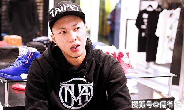 从呆宝静此次的官宣离婚的发文中来看,似乎离婚的主因是因为老公小春