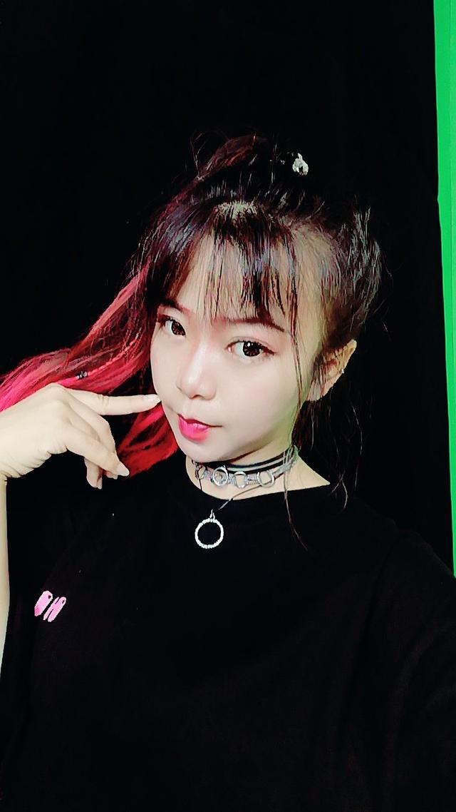 王陆芳参加法国音乐节日与法国歌手合唱中文红歌轰动现场10万观众