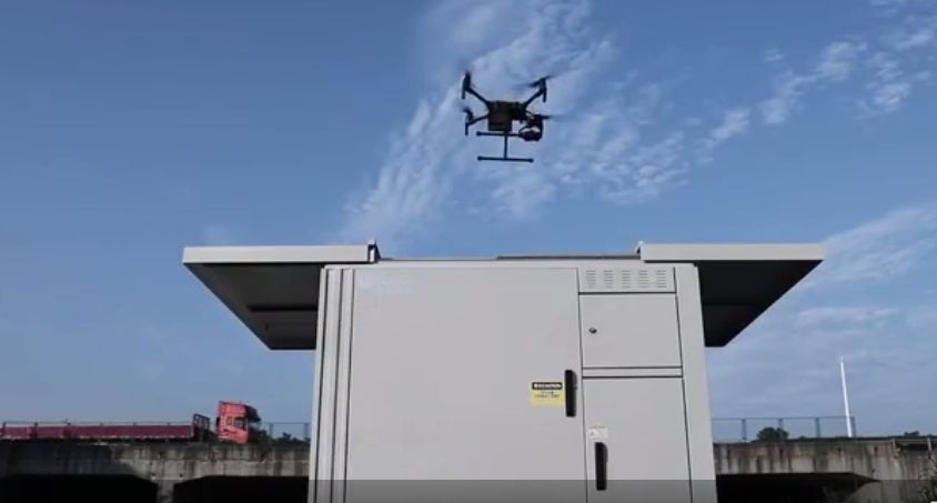 无人机从自动机场起飞