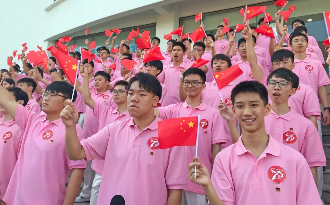 传承红色基因 唱响我的祖国—— 上海市洋泾中学男声合唱团参加庆祝新