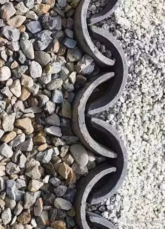 拆迁破烂里捡了一堆老砖老瓦,这样用到院子里可还美?_瓦片