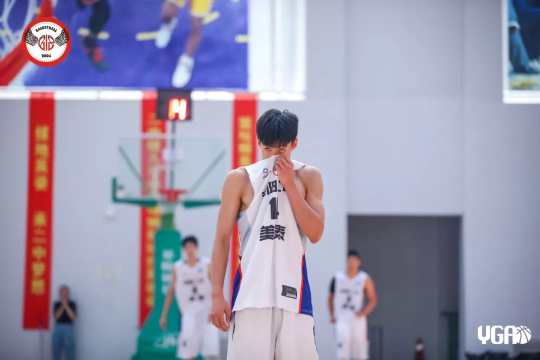 沈阳二中李虎翼直捣黄龙篮下打进,双加时绝杀对手!