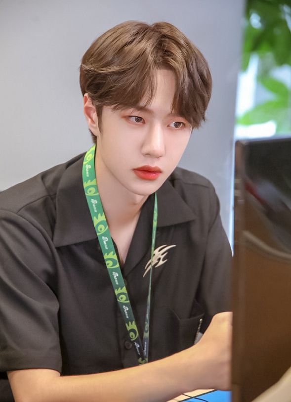 王一博涂口红有多帅?当他笑的那一刻,瞬间明白了