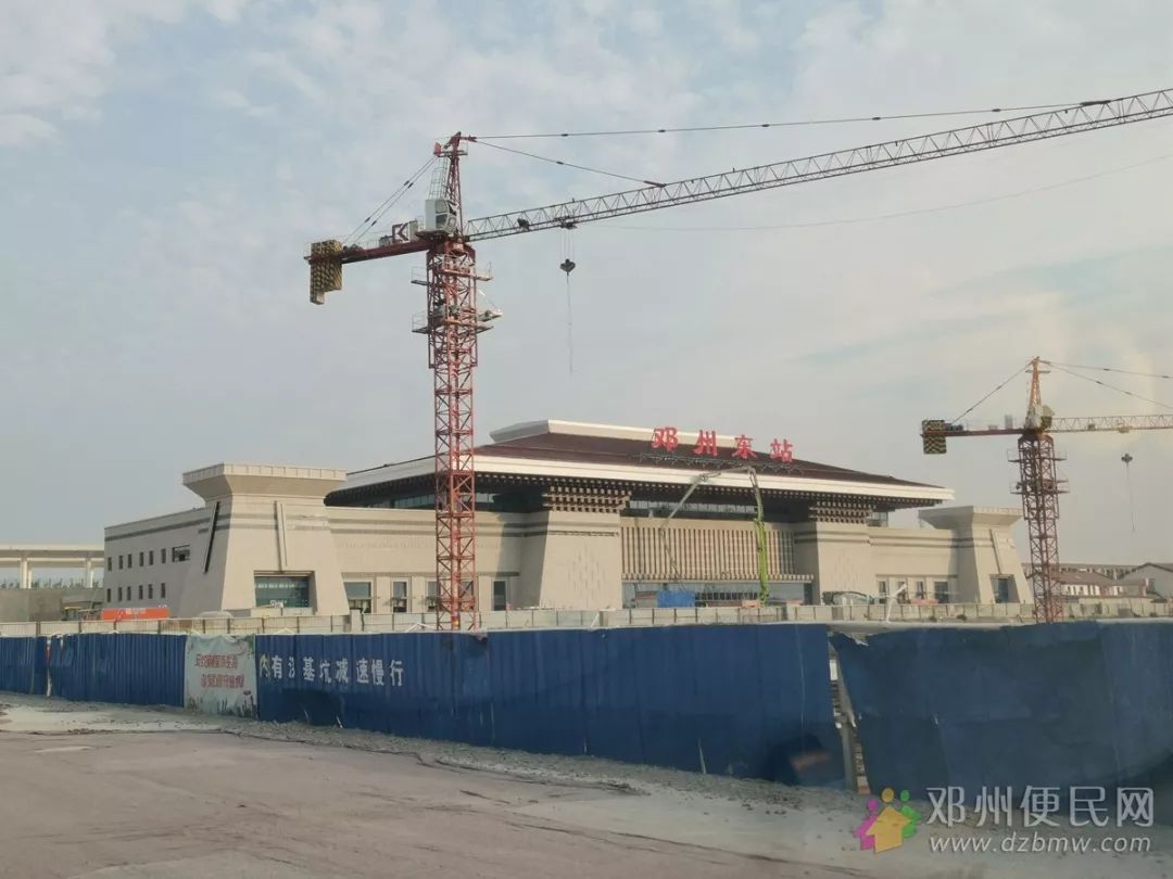 邓州东站终于来了来个正面看下侧面,不错哦沿着高铁线边我们来到了