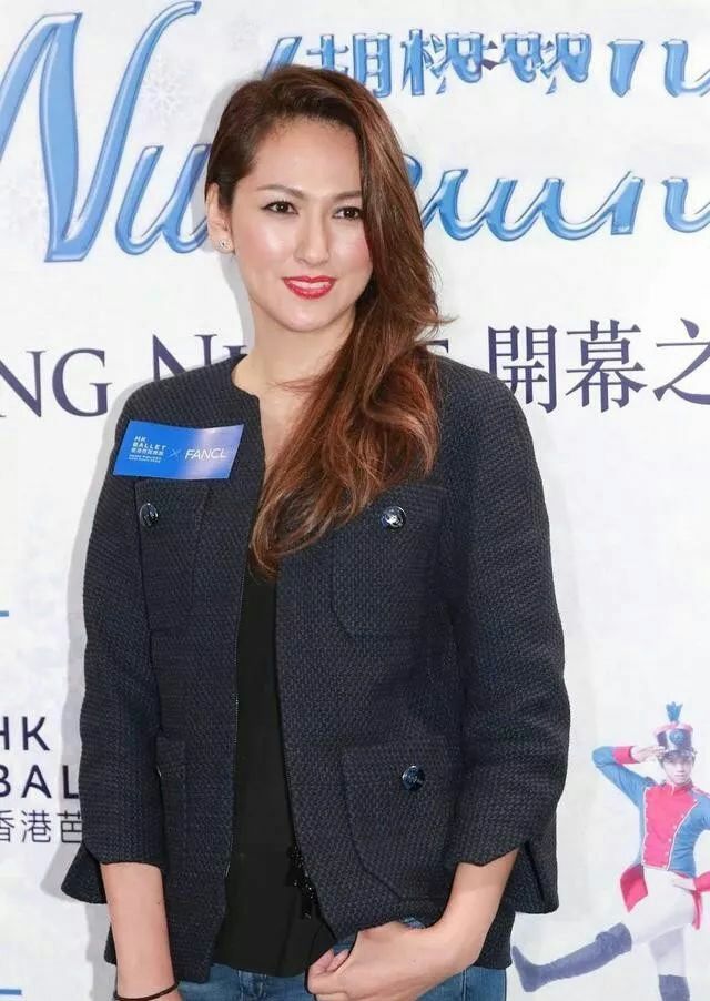 原创亿万名媛李嘉慧,一张肿胀的沧桑脸,不修图反而美?