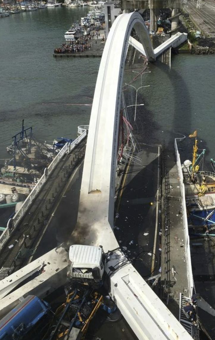 澳跨港大桥倒塌图片