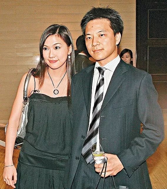 24岁的蔡加怡被爆出和平民律师daniel拍拖,两人还