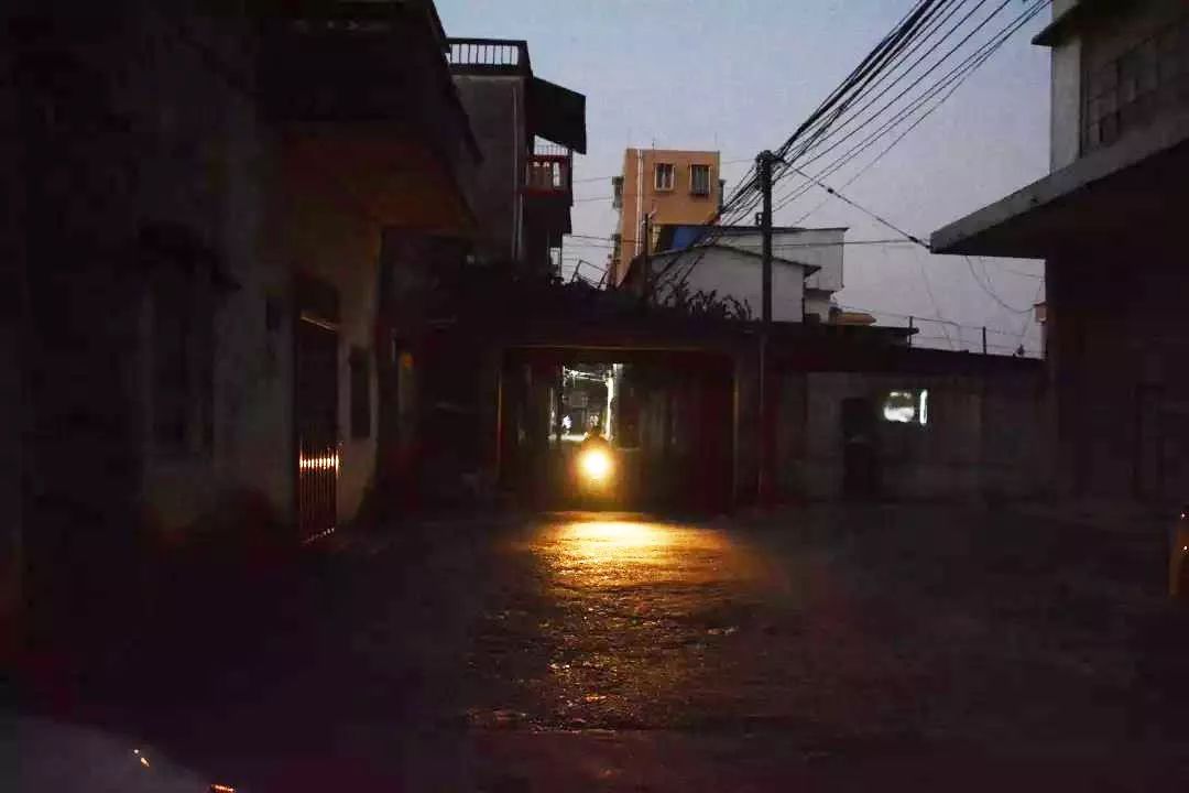 珠江街泰安社区居委会主任凌云斯说,万顷沙一街的路灯缺失问题部分归