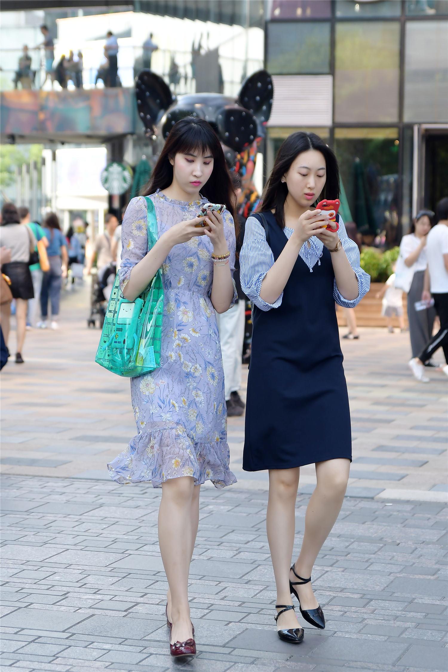 和闺蜜逛街她搭配得特别好看你会羡慕还是心里有些酸楚