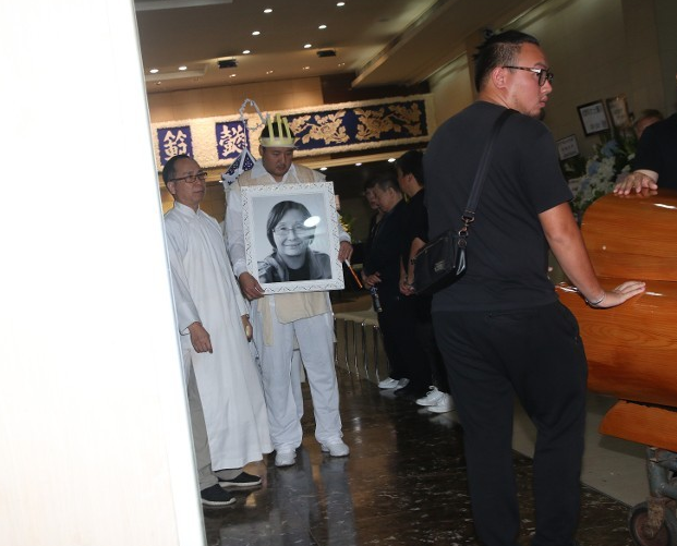 金牌制片人崔宝珠今日出殡 儿子捧遗像未见圈中人