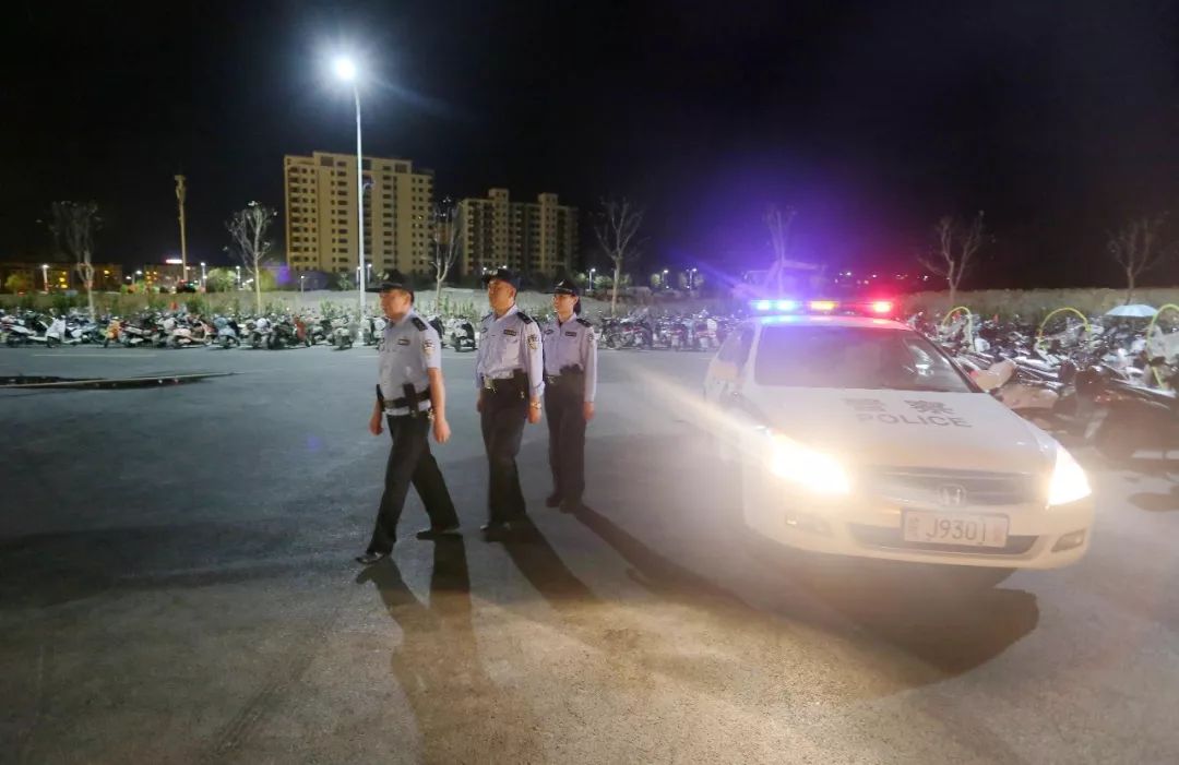 一组祁门警察巡逻图片为卫士们点赞