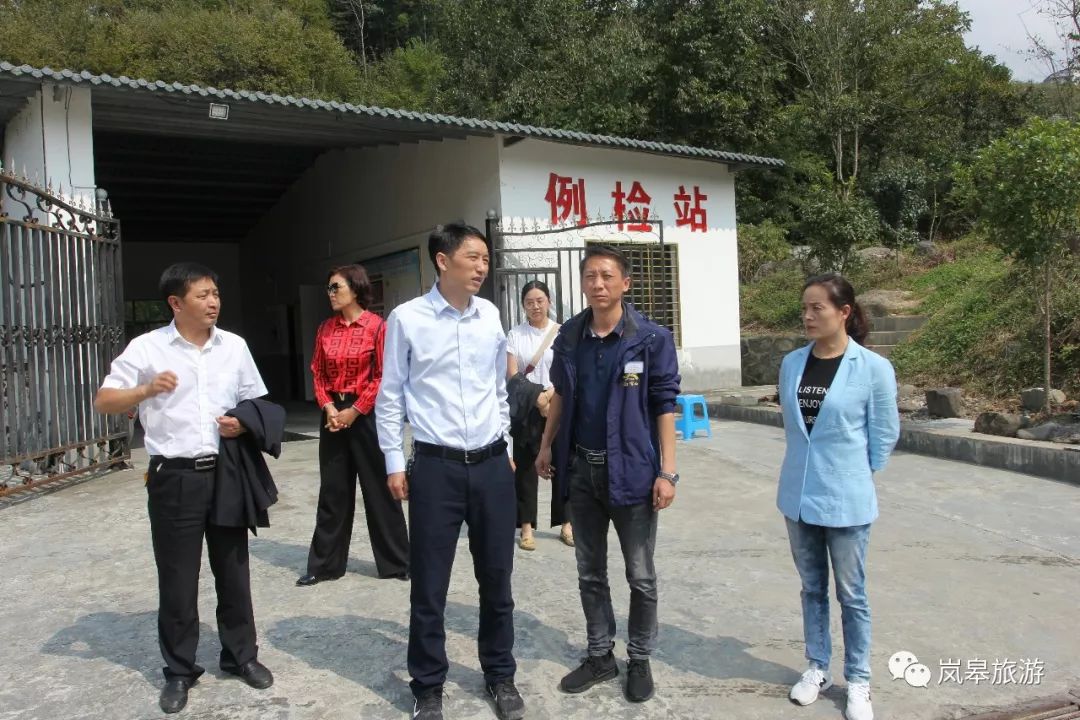 在南宫山景区,唐直平听取了景区负责人就游客接待情况,景区运营秩序的