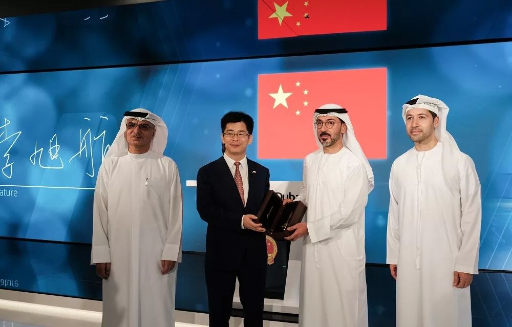 中国驻迪拜总领事李旭航摇响迪拜纳斯达克交易所开市铃庆祝国庆