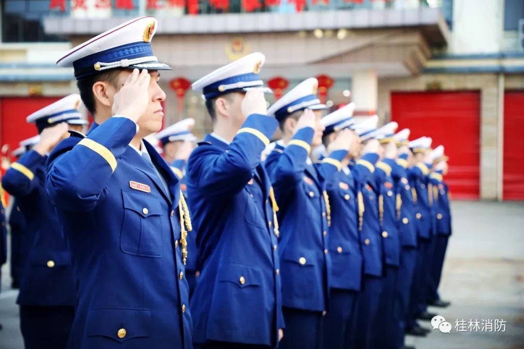 敬礼,共唱国歌整齐列队国旗台下身着"火焰蓝"新式制服全体消防指战员