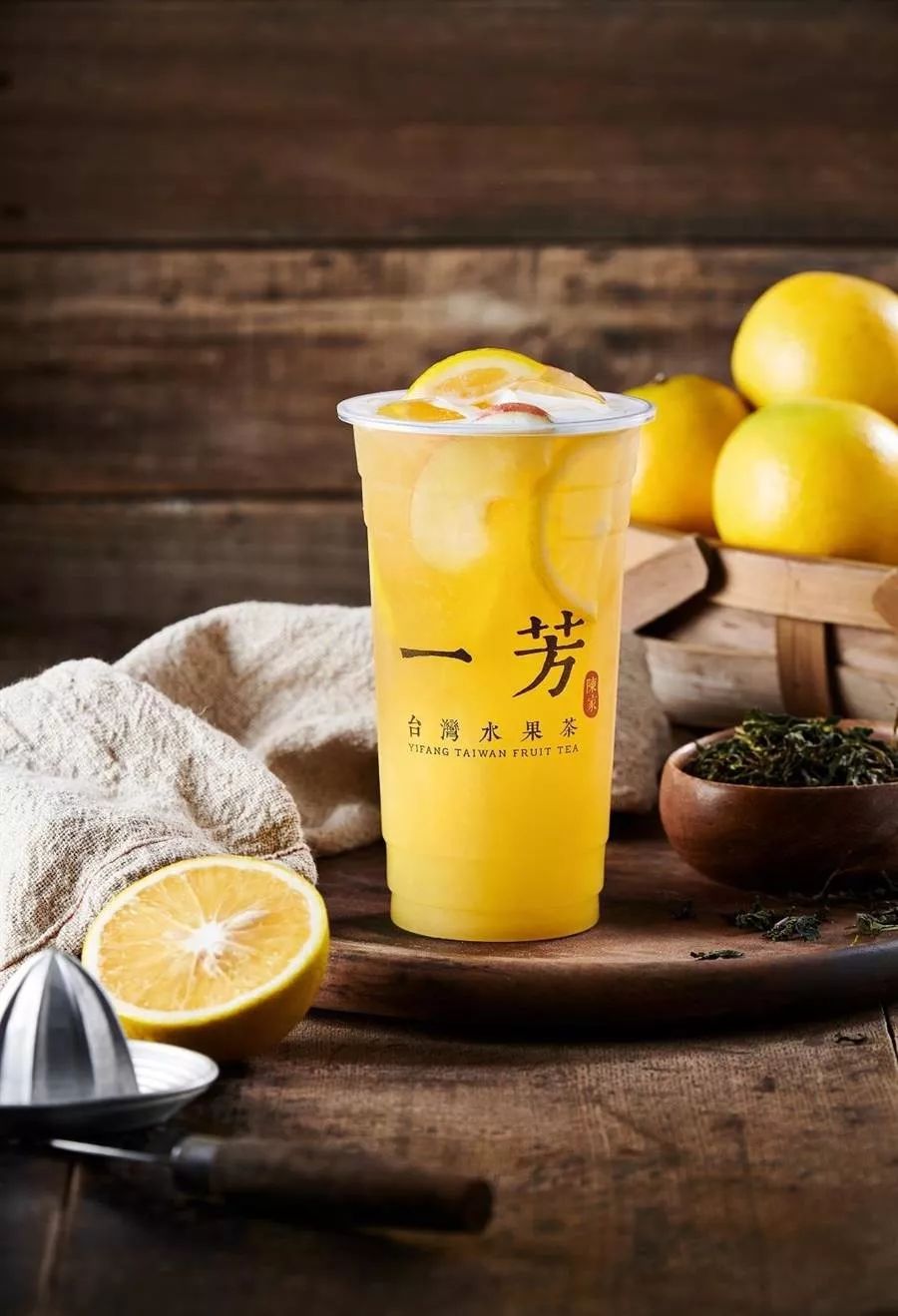 据说一杯柳橙水果茶需要2颗完整的柳橙才能调制出来,维c爆表不说,甜酸