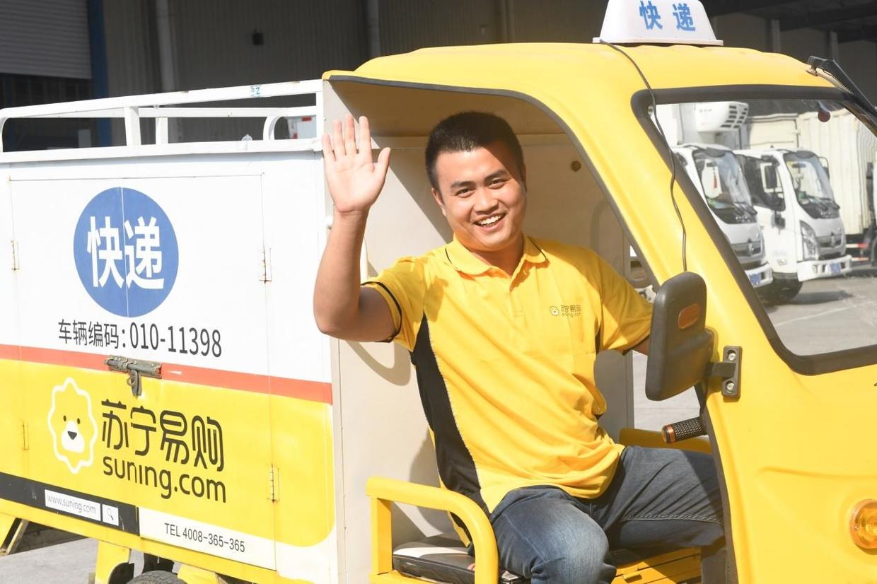 阅兵观礼场上现18位火箭哥苏宁快递员又抢镜了