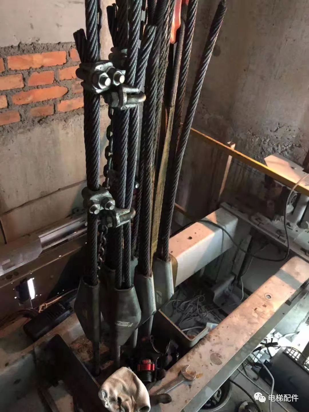 钢丝绳7终于肯换了6从订货到交付使用,将近一年半5台风袭击,电梯遭殃4