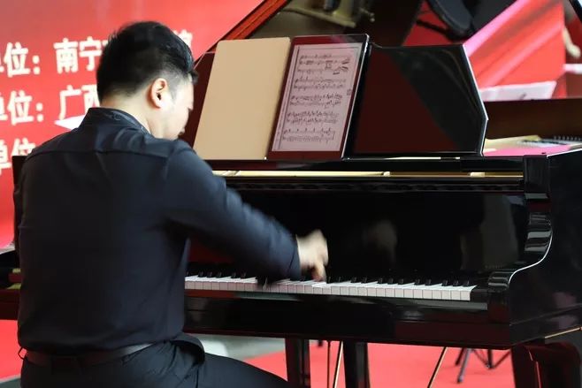青年钢琴家陈斯凡