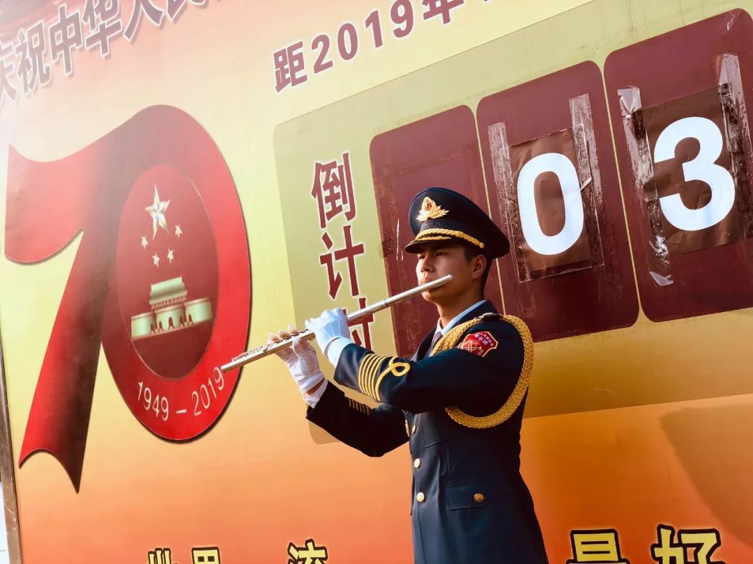 骄傲河源22岁靓仔参与大阅兵军乐团天安门广场上的长笛演奏家
