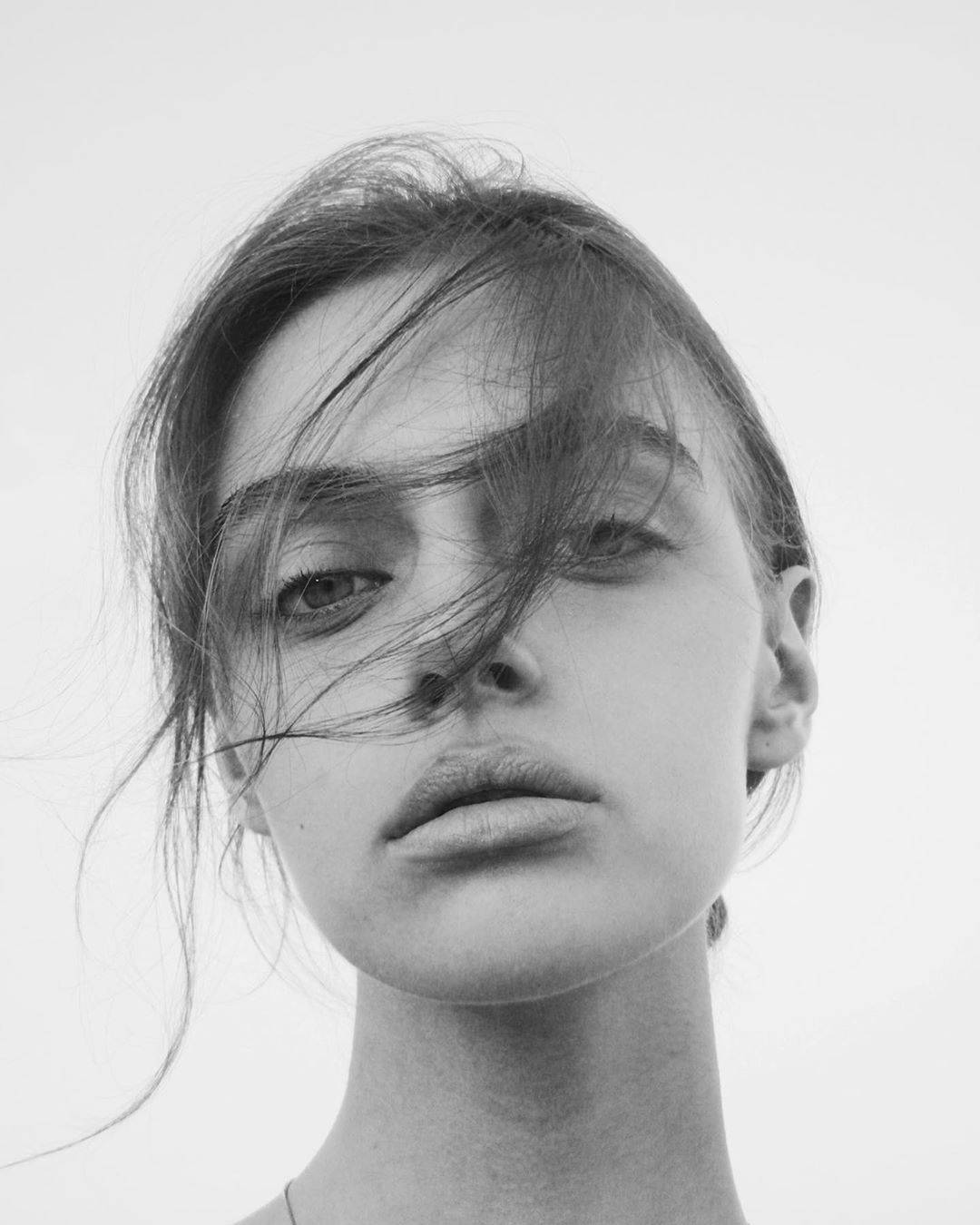 厌世颜,黑短发,绿眼珠:俄罗斯模特新秀 是不可忽视的时尚黑马_sofia