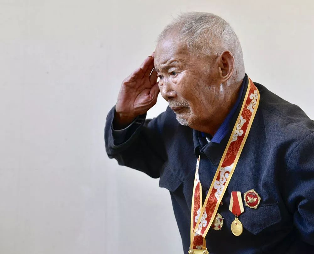 70年后,90岁老兵再次敬礼