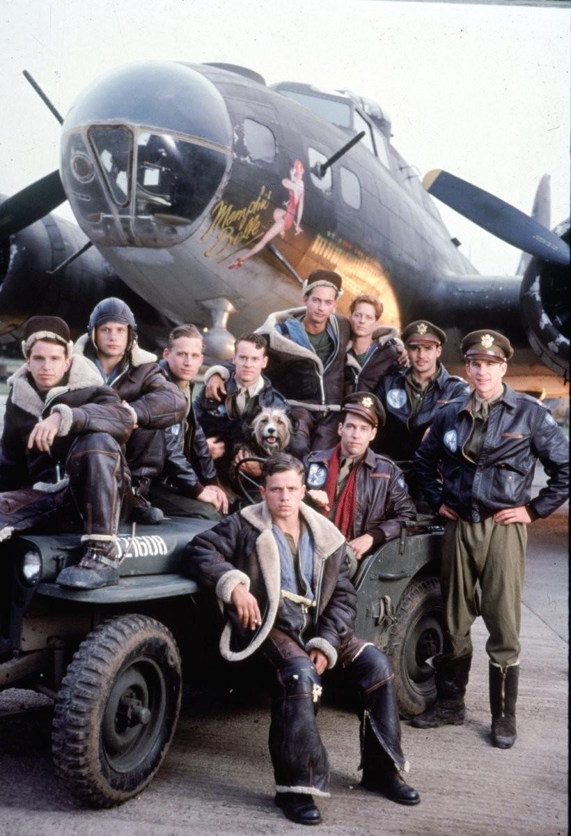 原创突发美国一架载13人轰炸机坠毁已多人死亡只剩9架能飞了