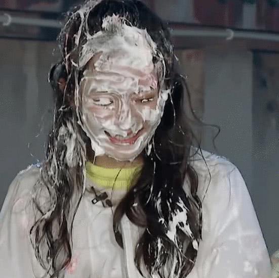 原创杨幂录节目惨被蛋糕糊脸无奈素颜上阵网友这是33岁的人