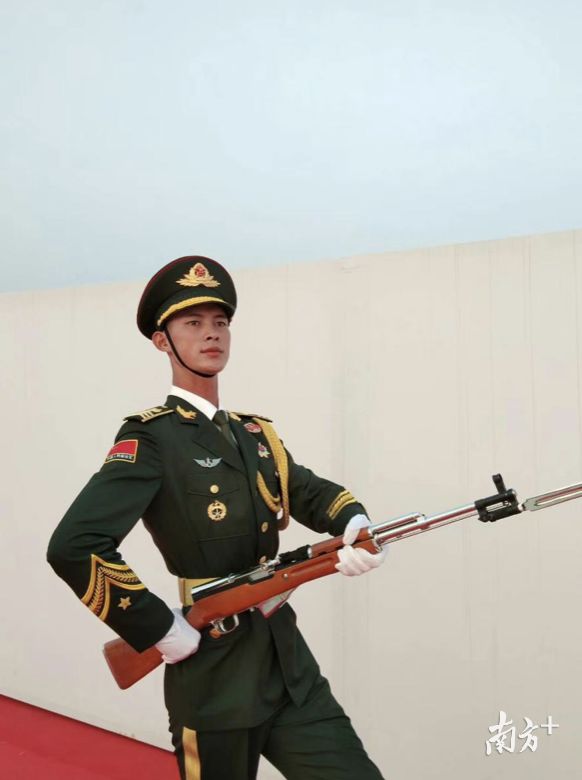 为你骄傲!东莞这4位最帅的仔,亮相阅兵仪式!_钟承珍