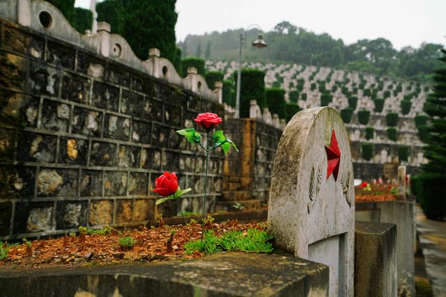 去过麻栗坡烈士陵园的人都知道,麻栗坡烈士陵园依山而建,墓地的修建
