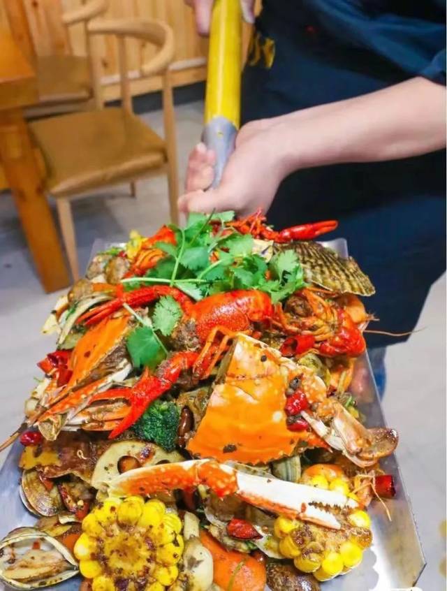 刷爆抖音的铁锹海鲜刚上桌就给你一铲子没有三个胃不敢来