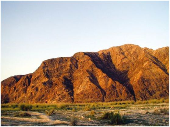 图8-29  断层三角面山(新疆库鲁克塔格)(舒良树摄)断层发生年代的确定