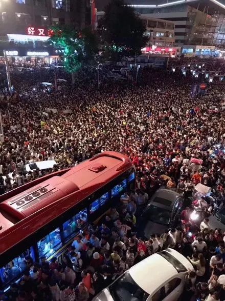 密密麻麻的人群小编突然觉得加班好像也不错对比一下阜阳的街道此刻是